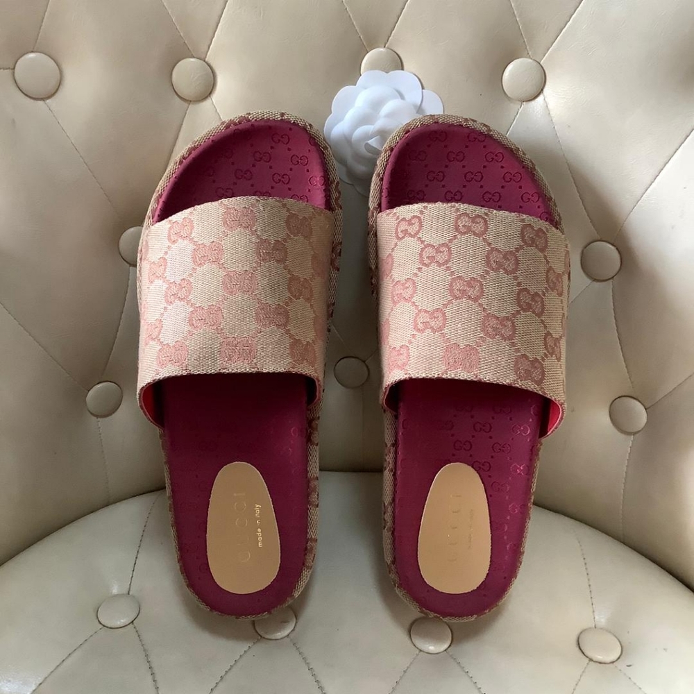 Gucci womens original GG slide sandal